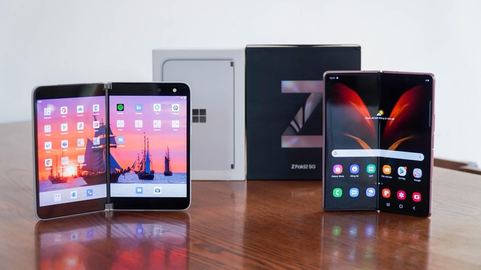Galaxy Z Fold2 đối đầu Surface Duo: smartphone màn hình gập nào tốt hơn? - 1 Galaxy Z Fold2 đối đầu Surface Duo: smartphone màn hình gập nào tốt hơn? - 1