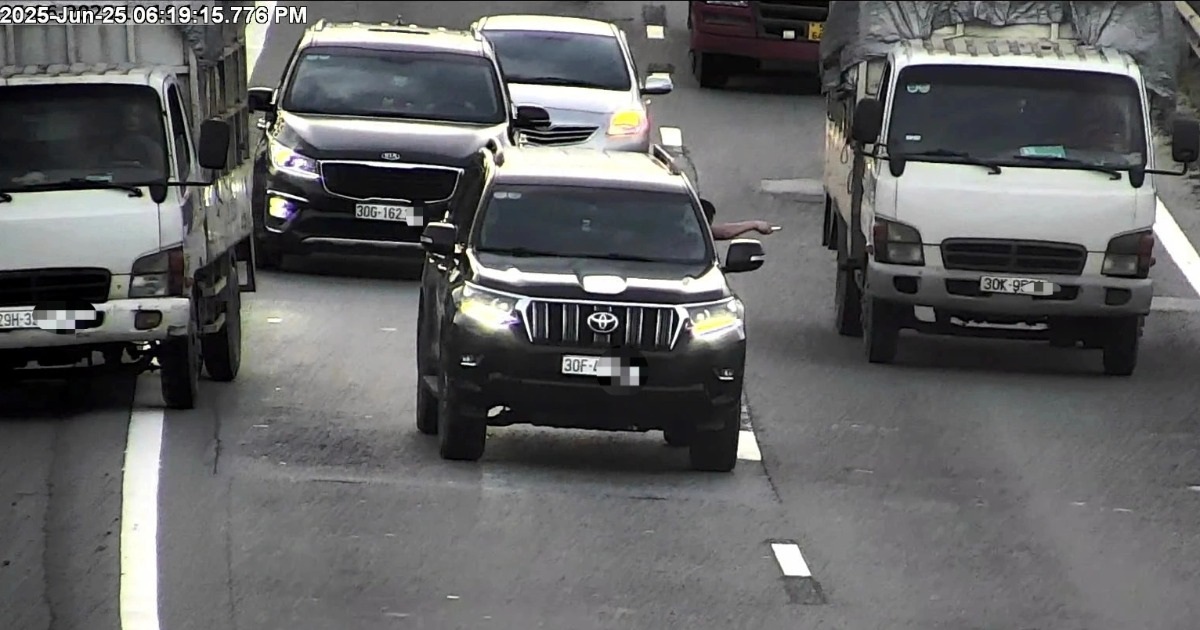 Ba ô tô rượt đuổi, chèn ép nhau trên đường cao tốc Nội Bài - Lào Cai