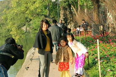 Hồ Hoàn Kiếm nhộn nhịp chiều cuối năm