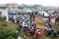 Bãi gửi xe tự phát đua nhau “chặt chém” tại lễ hội Vua Mai