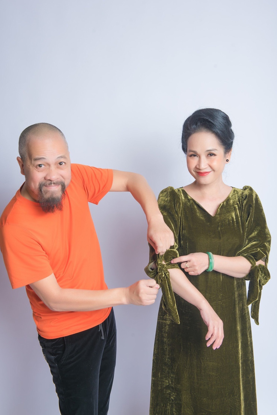 Mẹ chồng Lan Hương trẻ trung, sang trọng với đầm nhung - 9 Mẹ chồng Lan Hương trẻ trung, sang trọng với đầm nhung - 9