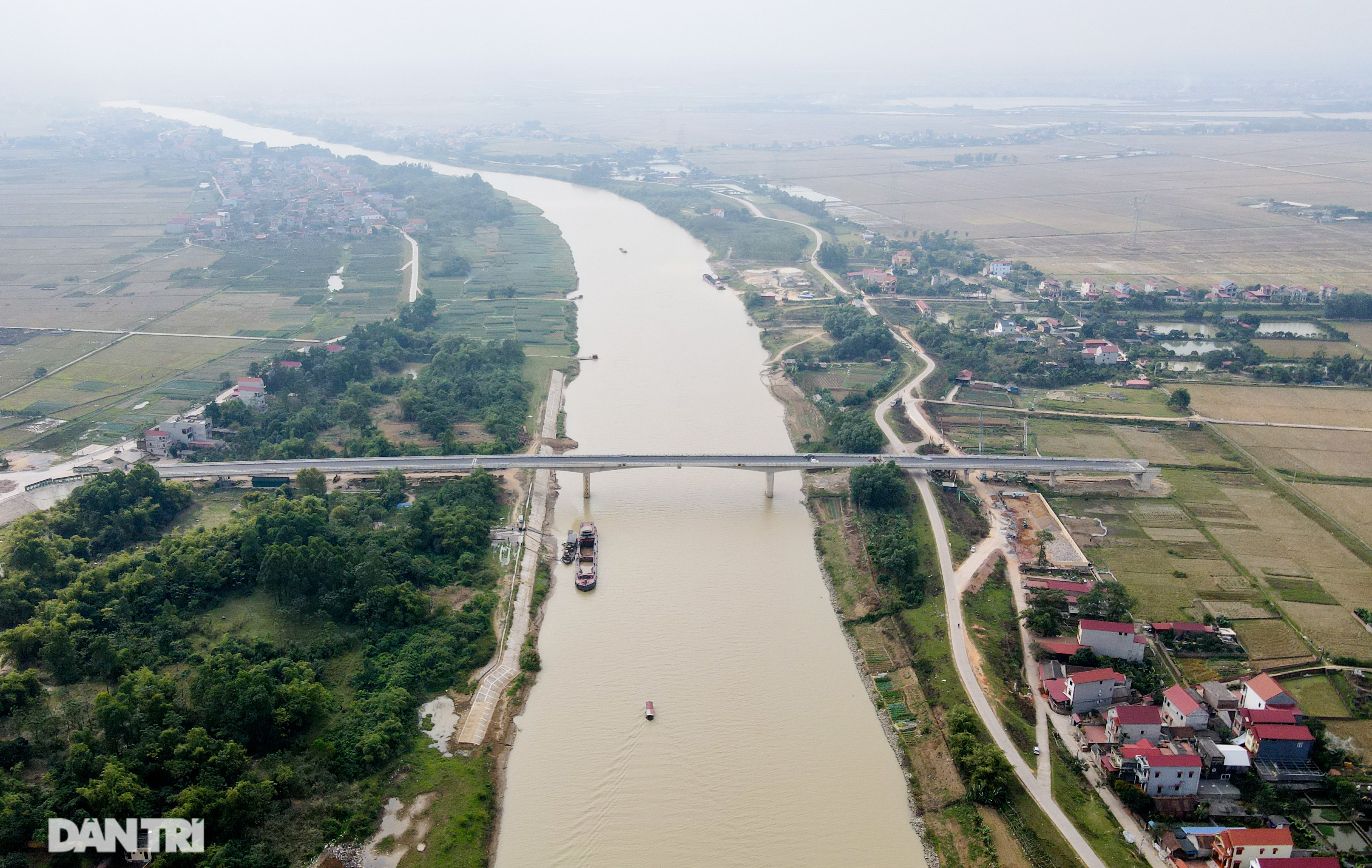 Cầu trăm tỷ đồng vượt sông Cầu xây xong thì "đắp chiếu" vì thiếu đường dẫn