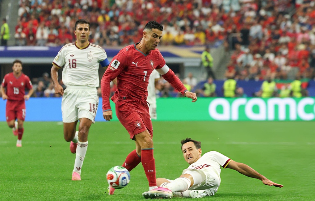 Ronaldo bật khóc khi Bồ Đào Nha bị loại khỏi World Cup - 2
