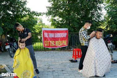 Nhóm bạn trẻ mở "salon" tóc miễn phí cho người nghèo trên vỉa hè