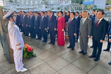 Tổng Bí thư Tô Lâm dâng hoa tưởng niệm Chủ tịch Hồ Chí Minh tại Singapore