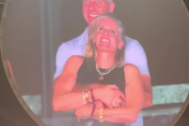 CEO hãng công nghệ bị lộ chuyện ngoại tình vì ôm ấp bạn gái ở buổi hòa nhạc