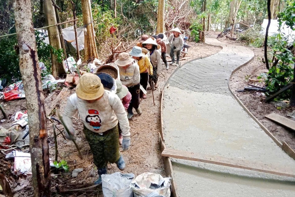 Người dân cõng cát, xi măng làm đường đến thôn biệt lập giữa rừng - 1 Người dân cõng cát, xi măng làm đường đến thôn biệt lập giữa rừng - 1