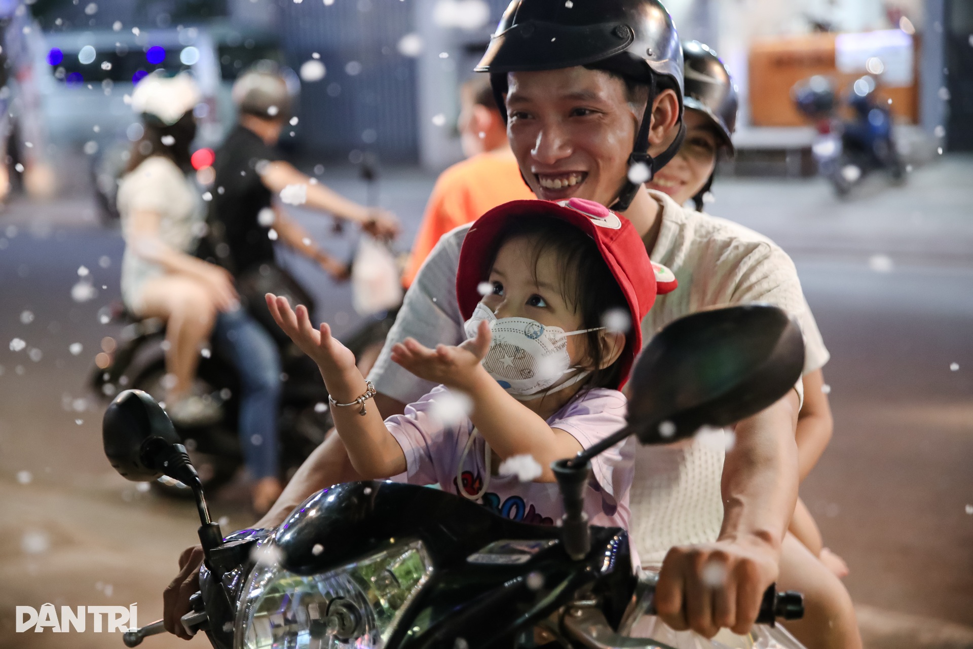 Giới trẻ TPHCM thích thú check-in với cơn mưa tuyết - 9 Giới trẻ TPHCM thích thú check-in với cơn mưa tuyết - 9