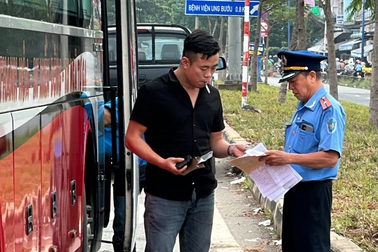CSGT TPHCM xử phạt nhiều phương tiện đón khách dọc đường trước lễ 2/9