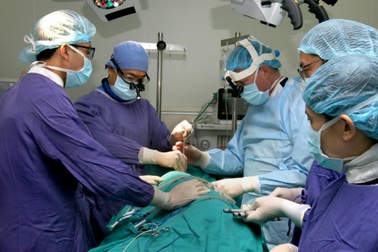 Lần đầu tiên thực hiện phẫu thuật hàn xương liên thân đốt đường bên