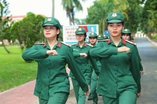 Nữ trung sĩ biệt động kể về việc luyện tập diễu binh dưới trời nắng 38 độ - 4