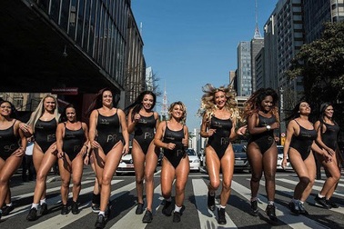 Cuộc thi “Hoa hậu vòng 3”của Brazil khốn đốn vì toàn… “Kim siêu vòng 3”