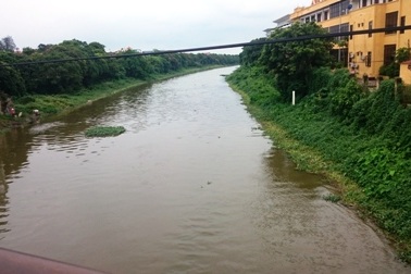 Thấp thỏm sống chung với dòng sông ô nhiễm nặng