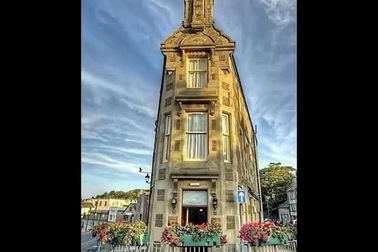 Con đường ngắn nhất thế giới chỉ đủ để dừng đỗ một chiếc ô tô cỡ nhỏ