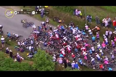 Cận cảnh tai nạn liên hoàn ở giải Tour de France