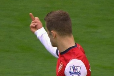 Dùng “ngón tay thối”, Jack Wilshere đối mặt với án treo giò