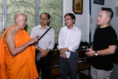 Gia đình Minh Thuận đi trao tiền từ thiện theo di nguyện của nam ca sĩ