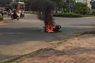 Say rượu, tự châm lửa đốt xe