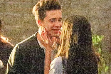 Con trai Beckham tình tứ bên bạn gái mới