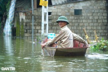Làng cô lập trong nước lũ, dân dùng thuyền di chuyển, chế nhà phao chứa đồ