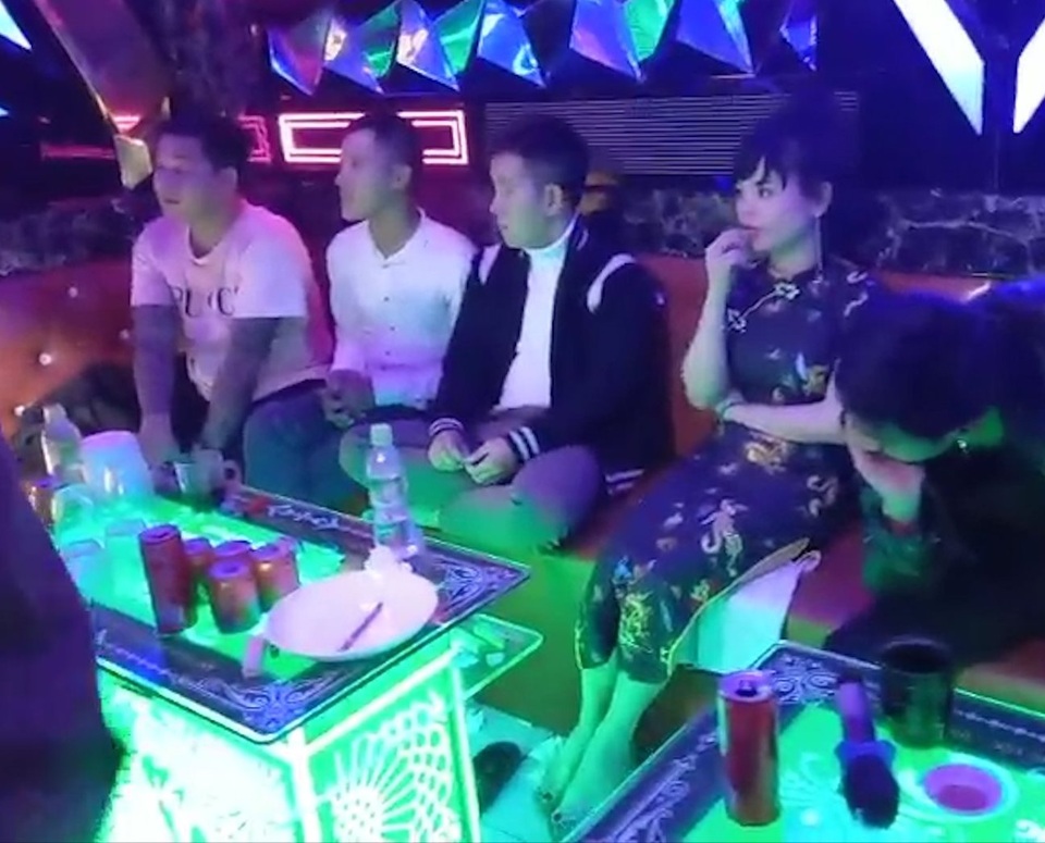 Xóa tụ điểm karaoke với nhiều khách phê ma túy xuyên đêm - 1 Xóa tụ điểm karaoke với nhiều khách phê ma túy xuyên đêm - 1