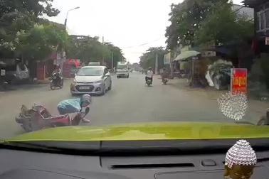 Người phụ nữ bịt mặt trên chiếc xe Lead  ngã giữa đường vì bóp phanh đột ngột...