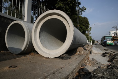 Người dân TP Thủ Đức khổ sở vì lô cốt nằm chình ình giữa đường