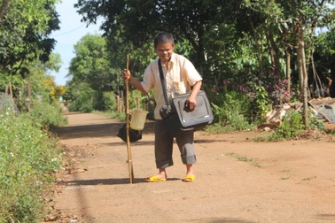 Khốn khổ “lão mù” mò mẫm đi xin ăn để nuôi mẹ bị ung thư