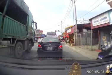 Xe tải lấn làn kéo lê xe con một đoạn trên đường