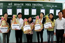 Giáo viên làng Vân nhận quà Tết của Quỹ Khuyến học VN