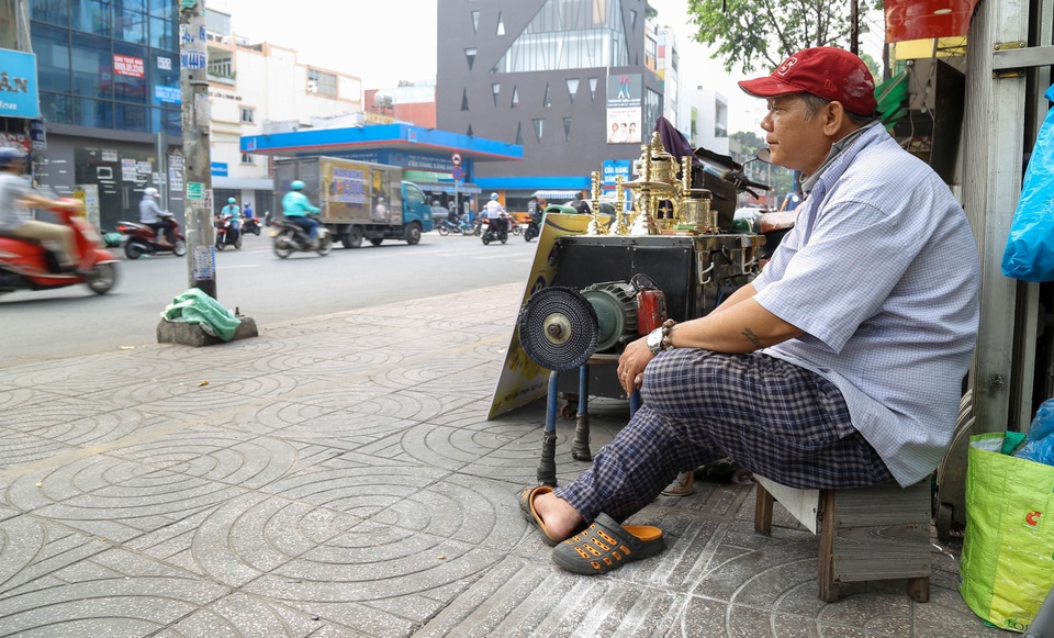 Thợ đánh bóng lư đồng thời Covid-19: Làm vì quen việc và từ cái tâm - 6 Thợ đánh bóng lư đồng thời Covid-19: Làm vì quen việc và từ cái tâm - 6