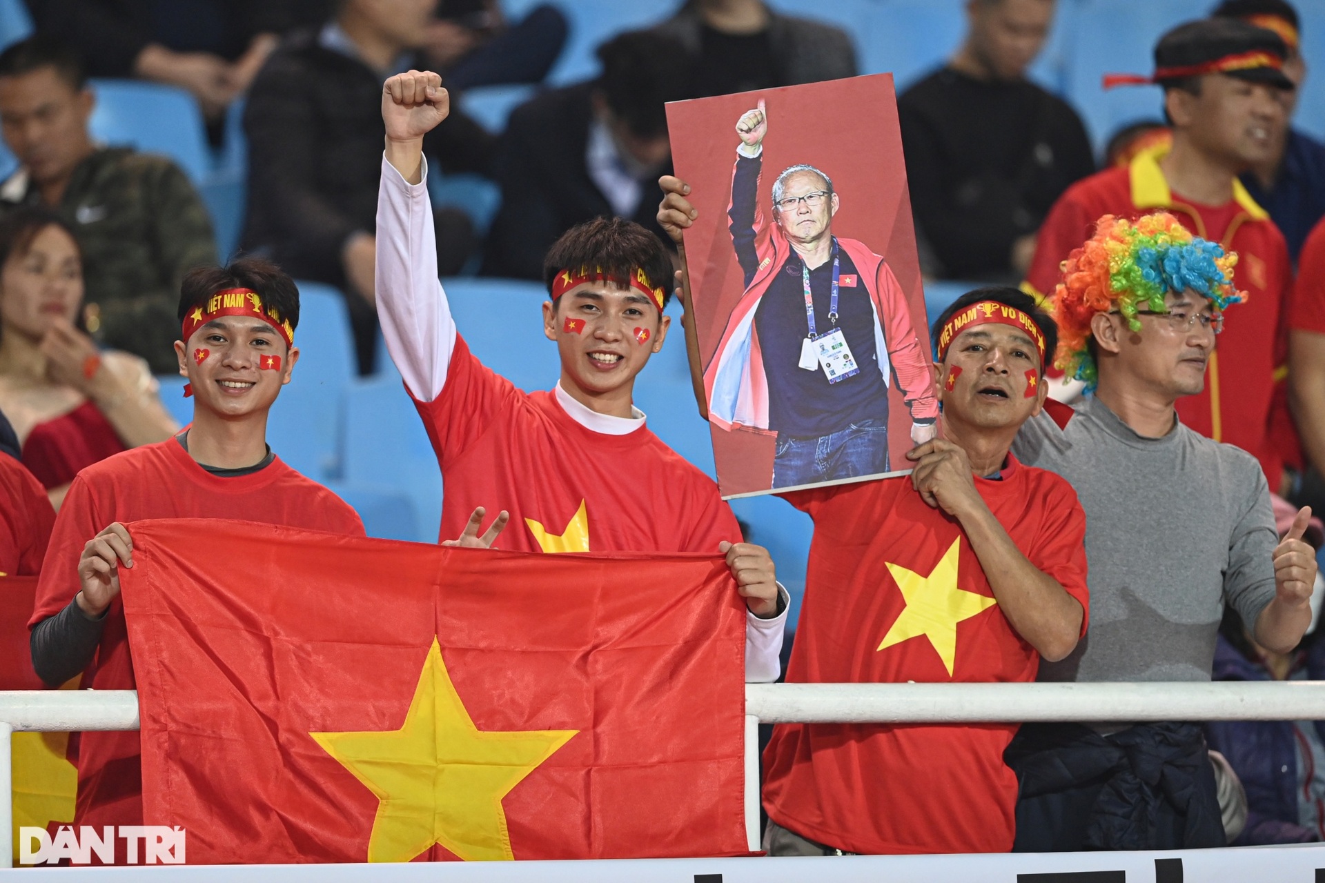 CĐV vây kín xe buýt, vẫy cờ chúc mừng chiến thắng của tuyển Việt Nam - 3 CĐV vây kín xe buýt, vẫy cờ chúc mừng chiến thắng của tuyển Việt Nam - 3