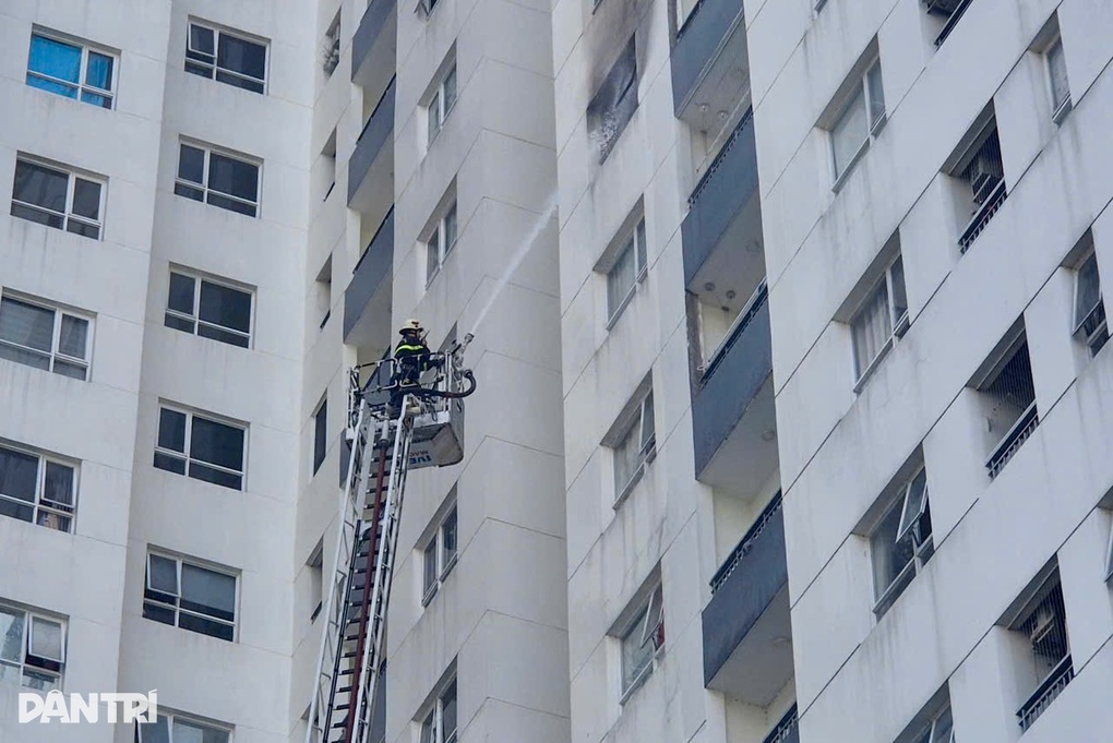 Cháy căn hộ tại tầng 12 chung cư ở TPHCM - 1