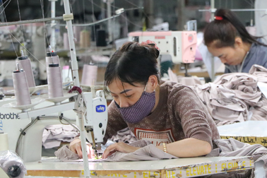 Được thêm lương, công nhân nhà máy may đi làm sau một ngày ngừng việc