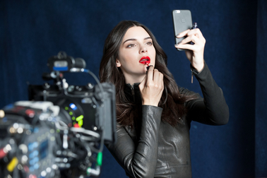 Môi nào lại không yêu son?