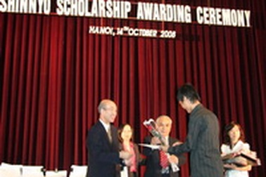 Tổ chức Shinnyo-en Nhật Bản trao tặng 232 suất học bổng tới học sinh và sinh viên Đại học Quốc gia Hà Nội