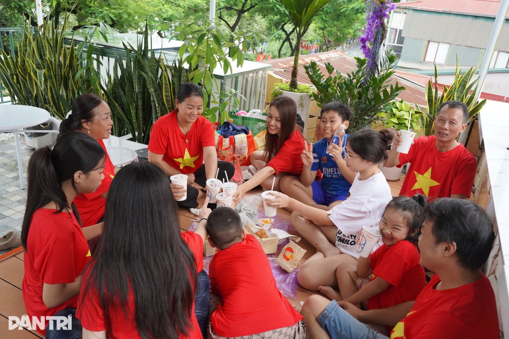 Gia đình 3 thế hệ chi chục triệu đồng giữ chỗ xem diễu binh - 2