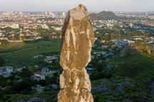 Trụ đá "mẹ bồng con" nhiều lần bị sét đánh ở Thanh Hóa