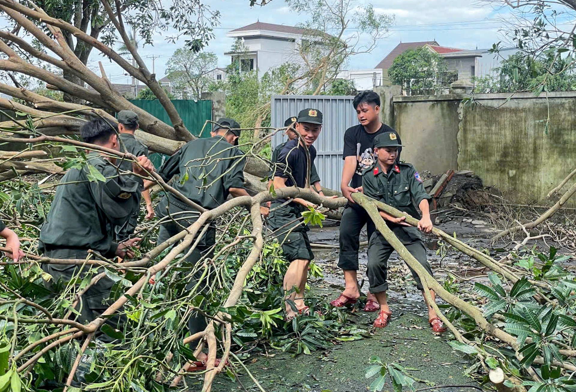 CSCĐ cùng người dân khắc phục hậu quả bão Bualoi - 7 CSCĐ cùng người dân khắc phục hậu quả bão Bualoi - 7