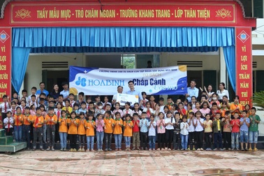 Gần 40.000 cuốn sách "Chắp cánh ước mơ" cho trẻ em nghèo