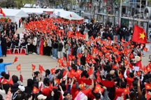 Kiều bào xếp hình bản đồ Việt Nam tại lễ giỗ Tổ Hùng Vương ở Nhật Bản