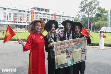 Hàng vạn người dân, cựu chiến binh đổ về TPHCM những ngày tháng 4 lịch sử