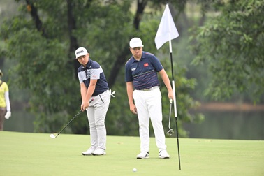 Đội tuyển golf Việt Nam chỉnh thước ngắm cho SEA Games