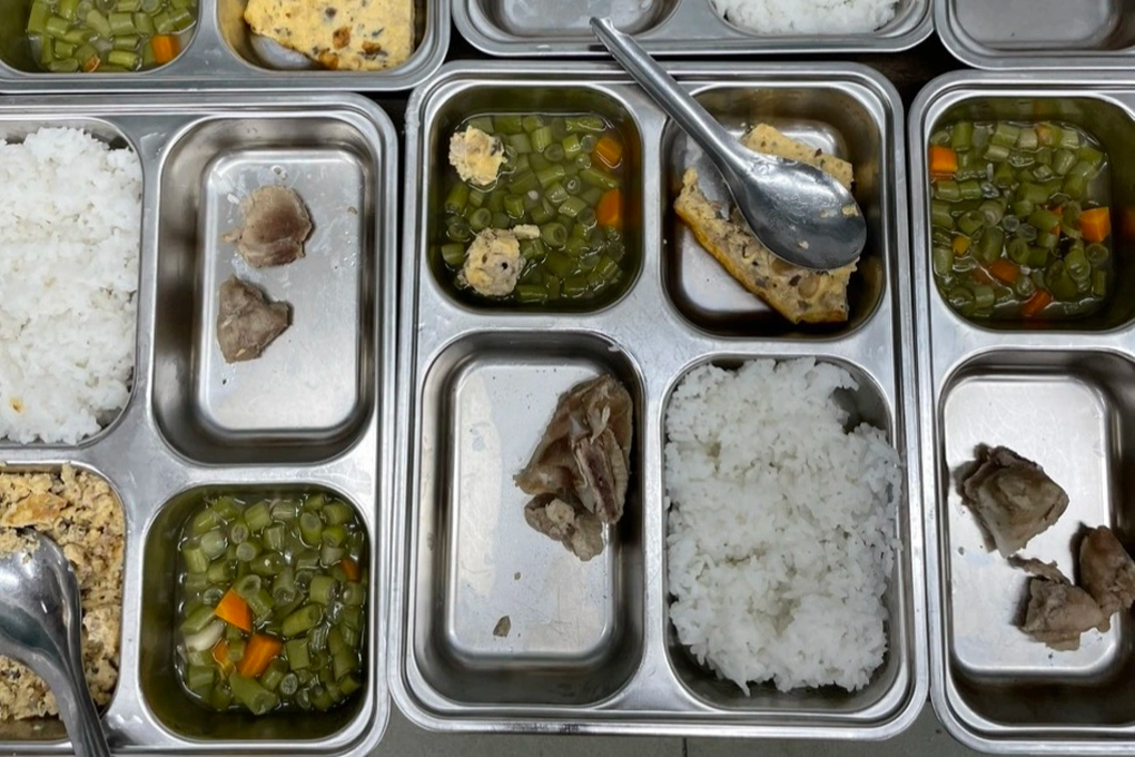 Phụ huynh bức xúc vì suất ăn bán trú tại trường thua xa cơm bụi lề đường - 1