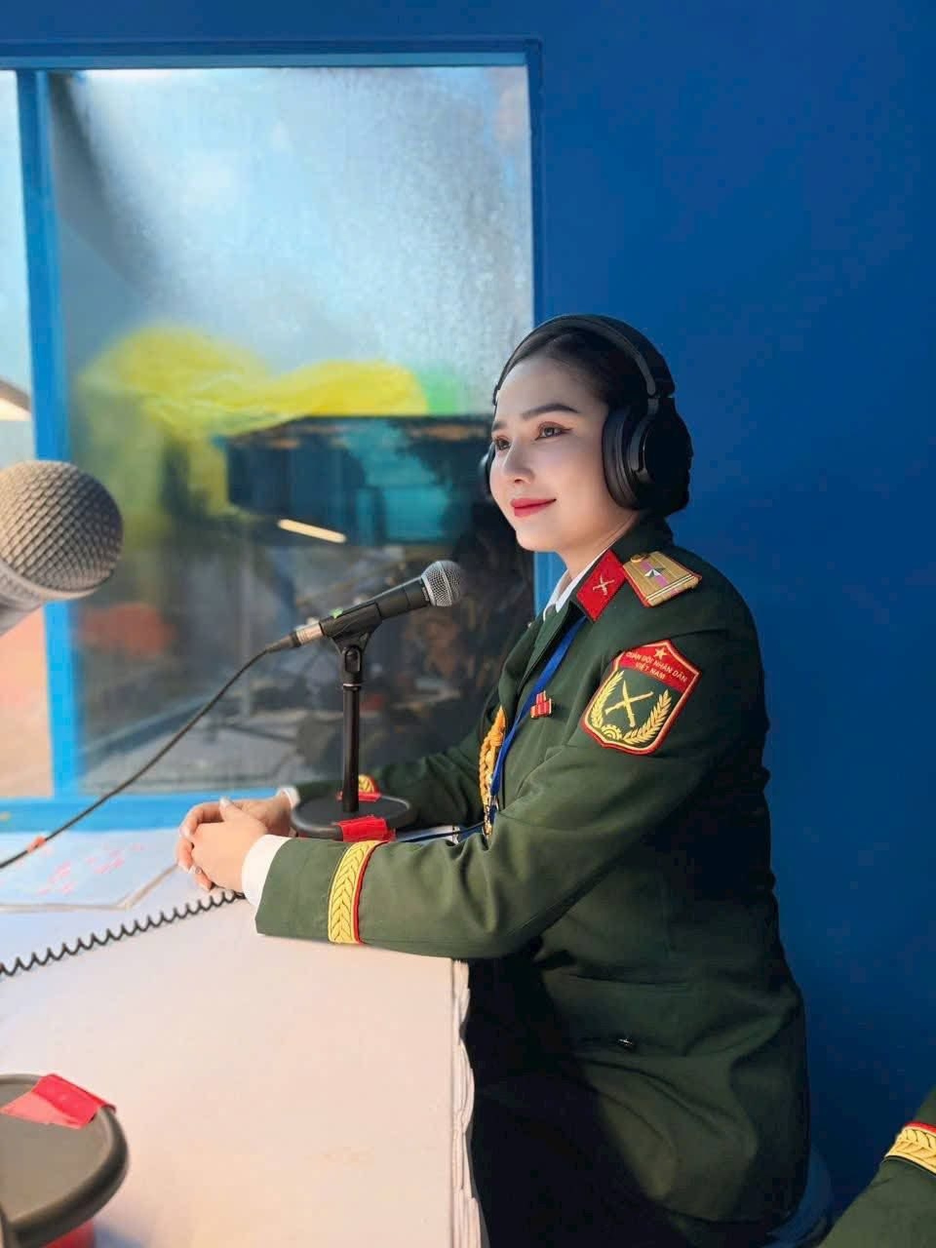 Nữ Thiếu tá có giọng đọc chạm trái tim ở A80: Xinh như hoa hậu, cao 1,7m - 1 Nữ Thiếu tá có giọng đọc chạm trái tim ở A80: Xinh như hoa hậu, cao 1,7m - 1