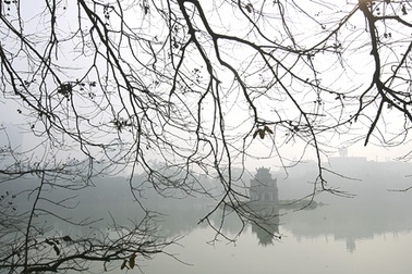 Hồ Gươm trong sương sớm