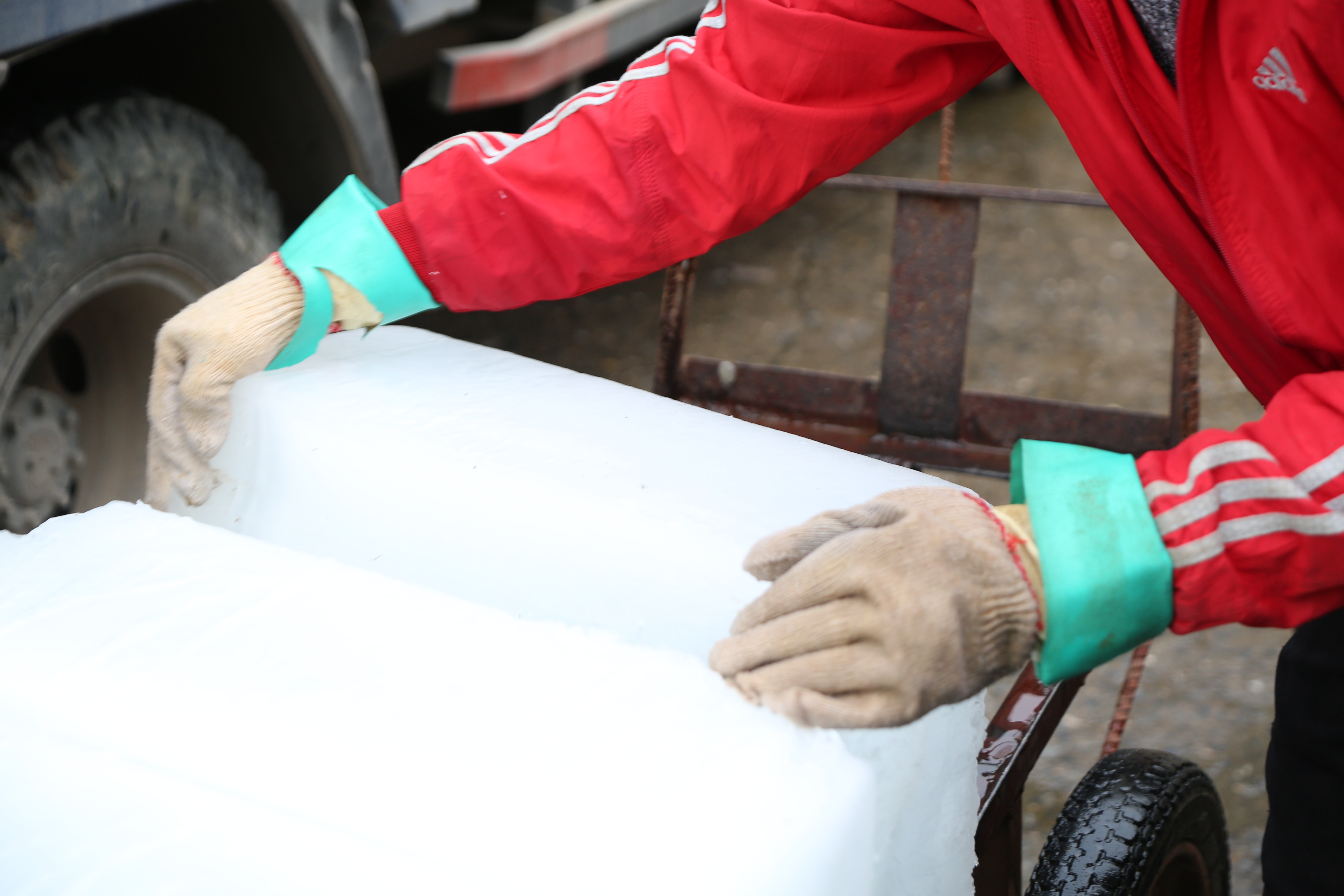 Hà Nội: Đông giá hơn 10 độ C, thợ nước đá vẫn miệt mài làm việc - 8