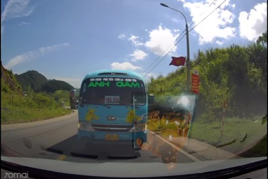 Xe khách lấn làn vượt ẩu, suýt gây tai nạn đối đầu