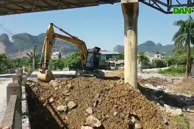 Cấm cầu, đổ đất lấp sông để lấy đường đi