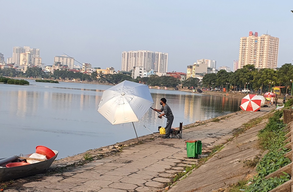 Ngang nhiên biến hồ điều hòa Định Công thành nơi câu cá dịch vụ - 2 Ngang nhiên biến hồ điều hòa Định Công thành nơi câu cá dịch vụ - 2